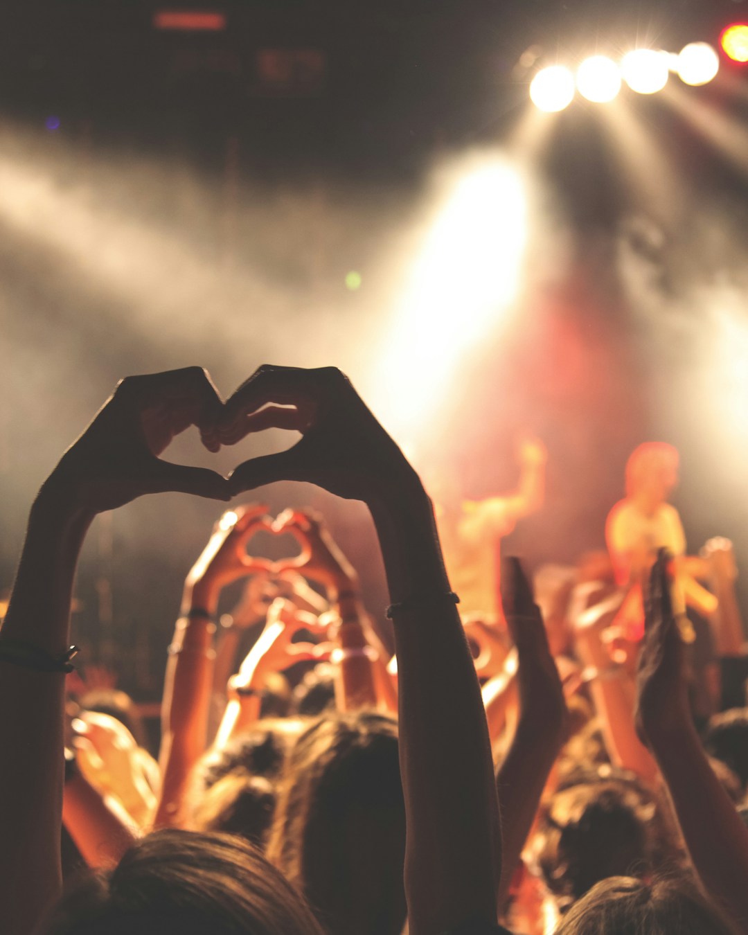 Cómo promocionar tu música en 2026: la guía para artistas de LATAM